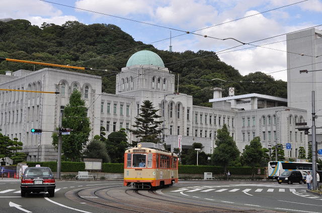 県庁前にて、伊予鉄道の路面電車