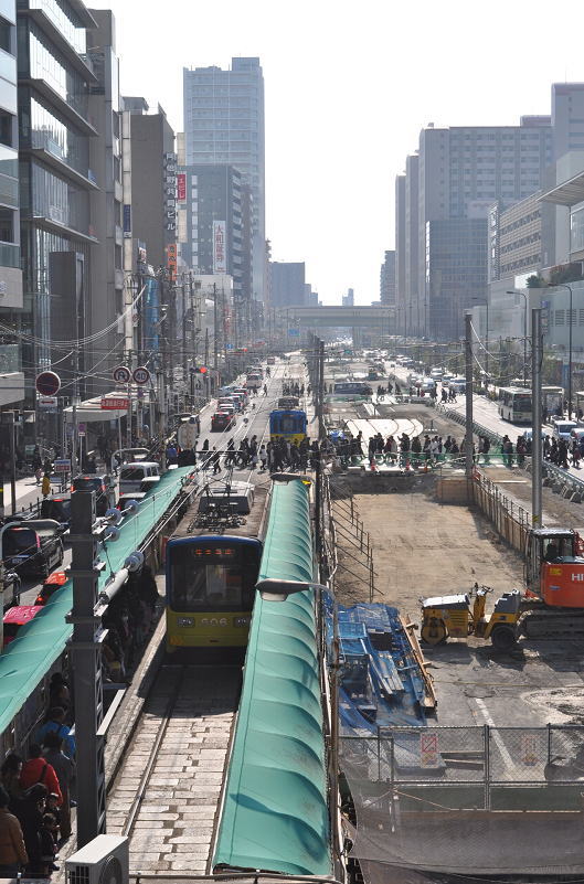 道路拡幅に伴う移設工事中の天王寺駅前電停