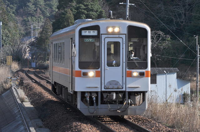 松下駅に到着するキハ11