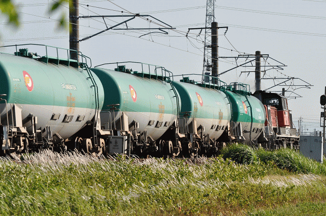 関西本線のDD51タンク車を後方から撮影