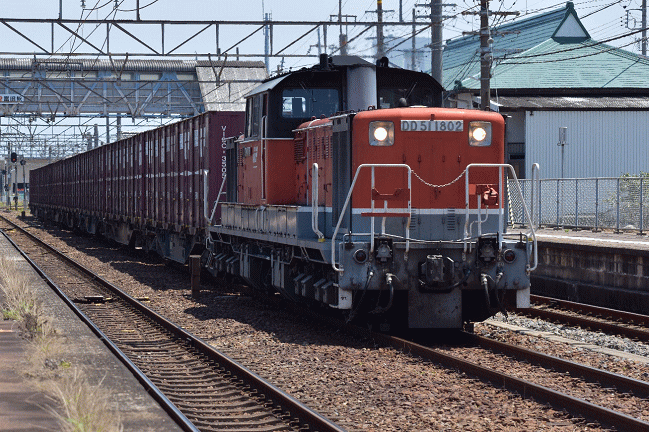 ２０８０列車が富田駅を通過