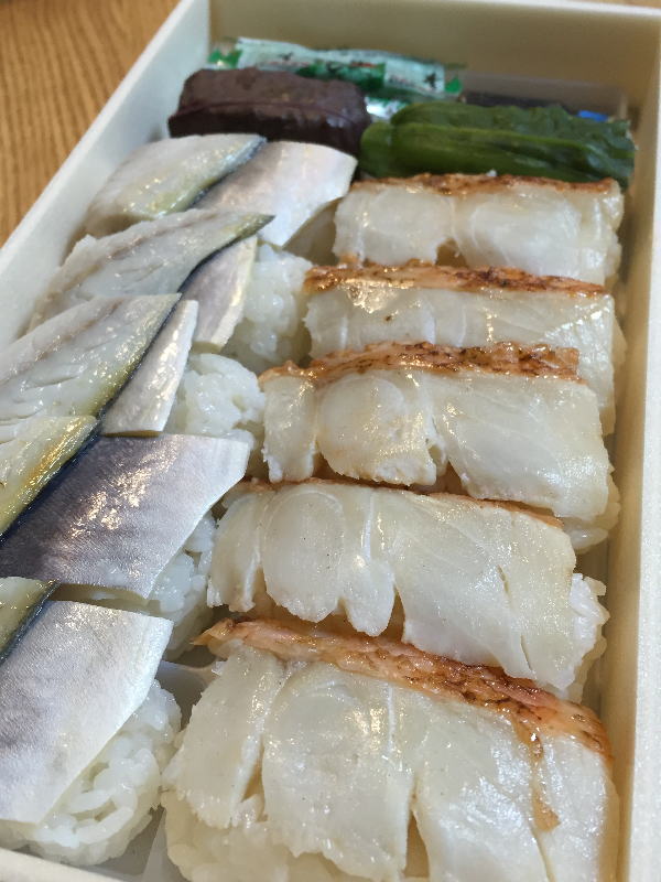 炙り金目鯛と小鯵押寿司の美味しそうな艶