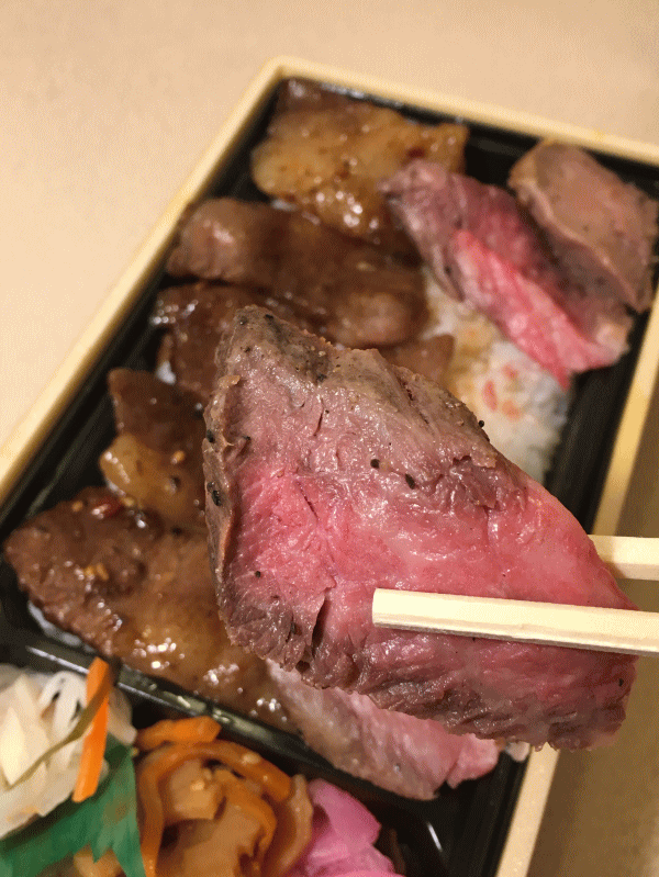 佐賀牛ロースステーキ＆カルビ弁当の牛ロースステーキを食べる
