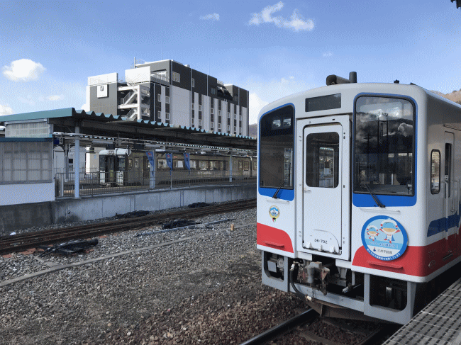 三陸鉄道釜石駅から見たホテルフォルクローロ三陸釜石