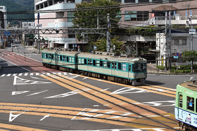 浜大津駅の交差点を走行する京阪電車