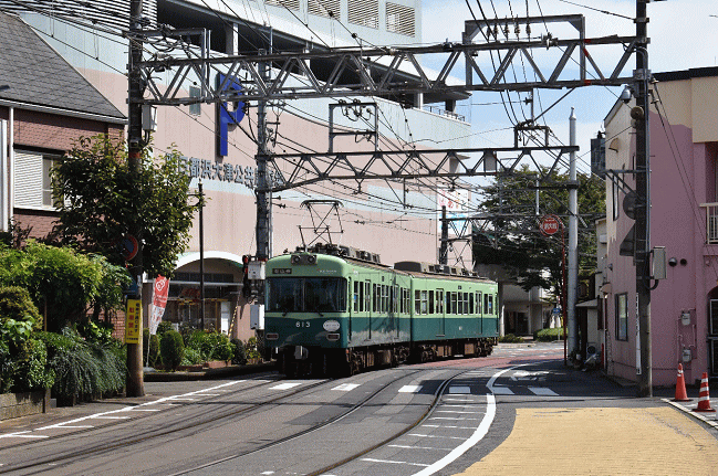 三井寺駅方向から浜大津側を振り返ったＳ字カーブを走る京阪電車