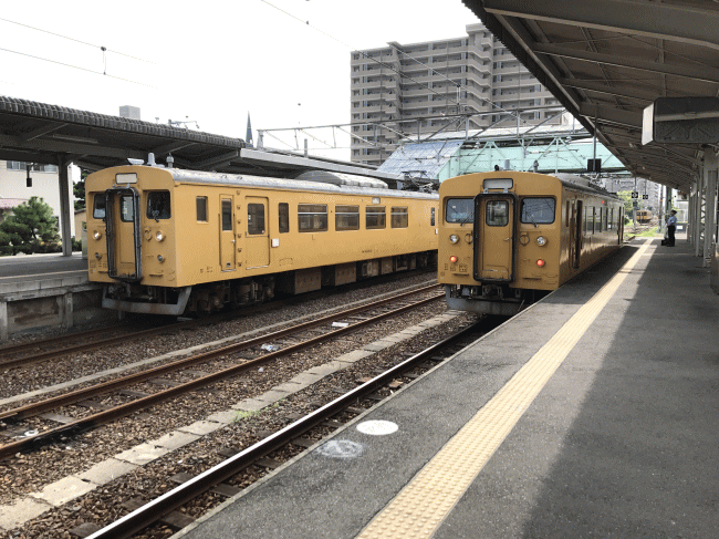 宇部新川駅から発車する123系電車