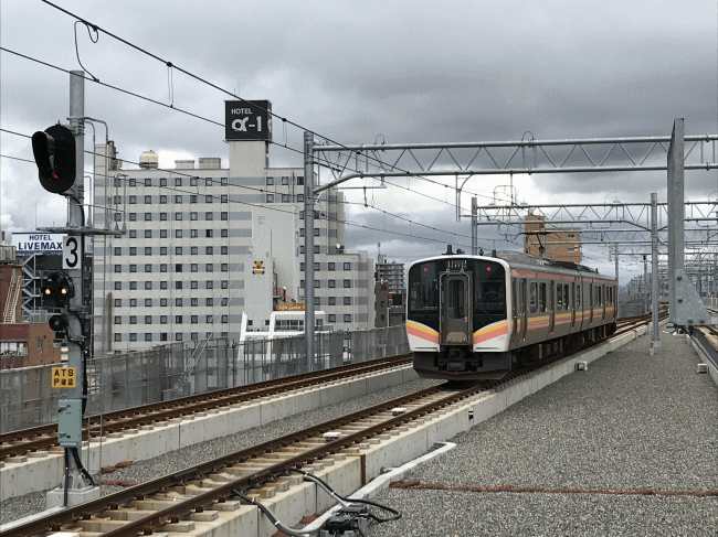 高架化された新潟駅から見たホテルアルファワン新潟