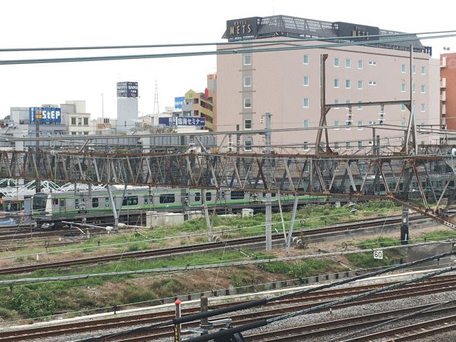 ホテルメッツかまくら大船と横浜線の車両