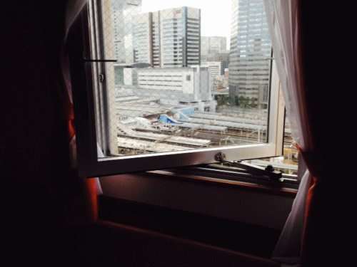 東横イン品川駅高輪口の窓の開き具合