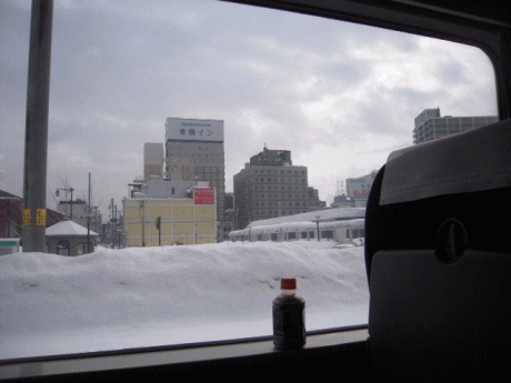 青森駅のホームから見たホテルルートイン青森駅前の写真