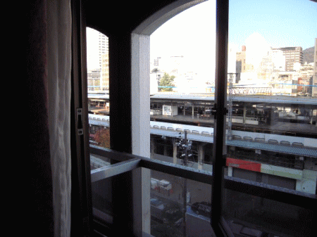 神戸プラザホテルの窓の開き方