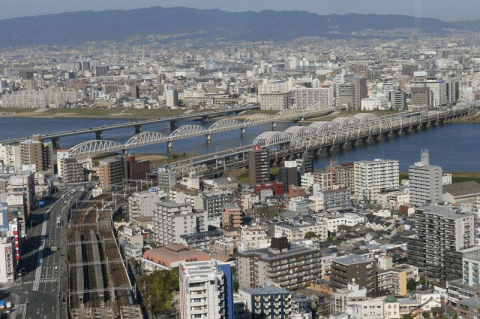 ホテルから六甲山方面の阪急線の眺め