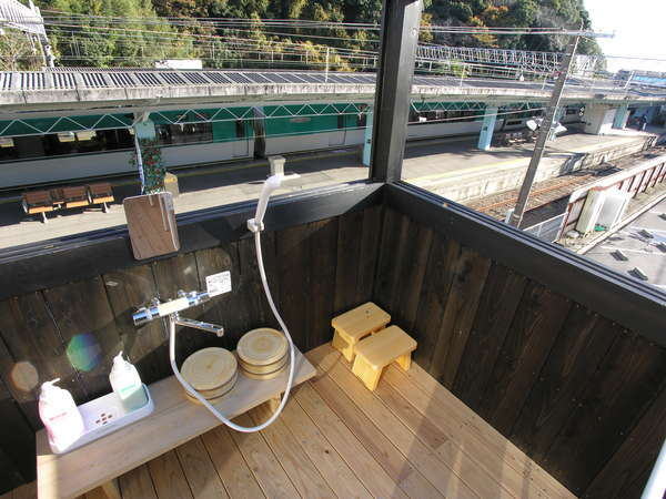 露天風呂から眺める、白浜駅と特急オーシャンアロー