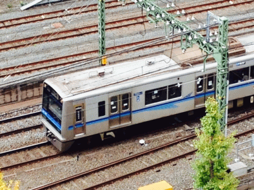 東横イン品川駅高輪口から見た北総線車両