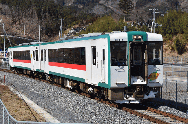 女川駅に到着する石巻線の陸羽東線カラーの列車