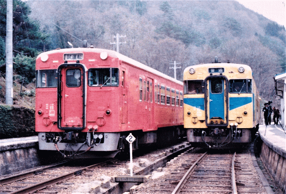 出雲坂根駅での列車交換する、キハ５２とキハ５３（1990年）