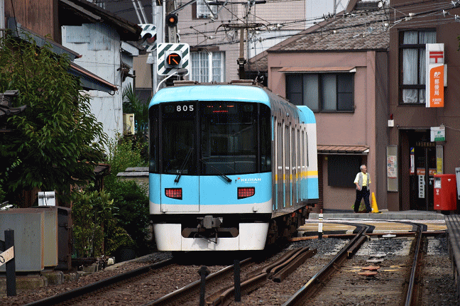 併用軌道に進入する京阪800系電車