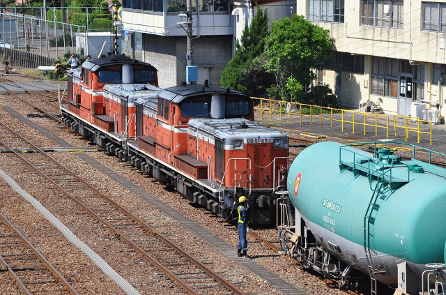 塩浜貨物駅にて、DD51重連のタンク車との連結作業