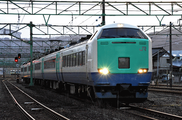 新潟行特急「北越（485系）」が直江津駅に到着