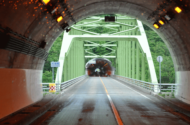 バスは国道２３１号線（オロロンライン）の連続するトンネル