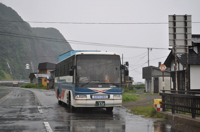雄冬バス停で出発を待つ留萌市立病院行沿岸バス