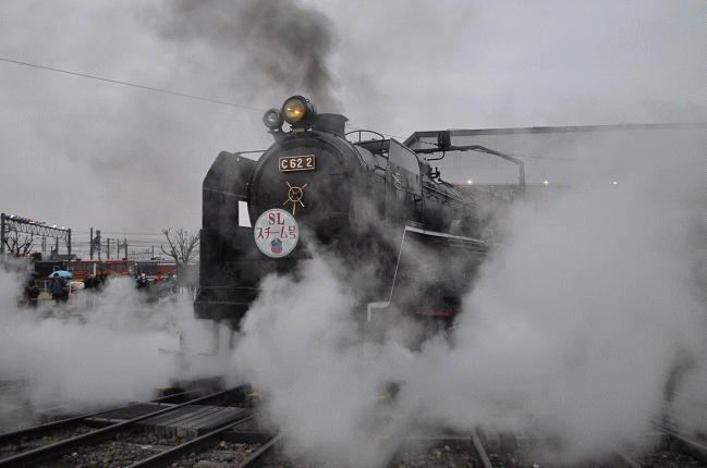 蒸気に包まれる京都鉄道博物館のC62