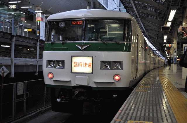東京駅に到着した夜行列車、ムーンライトながら