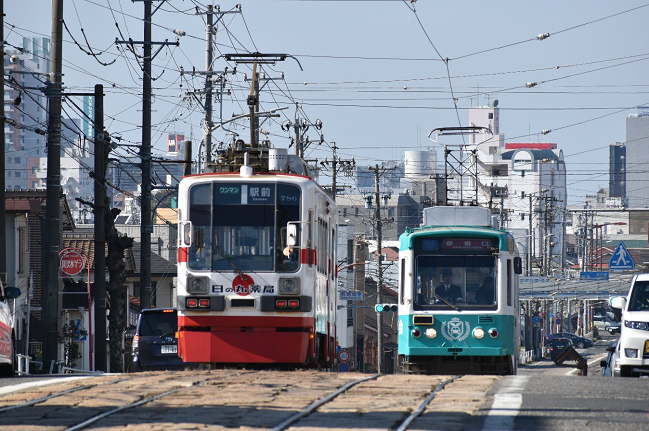 東田坂上の電停から坂を行く電車を撮影