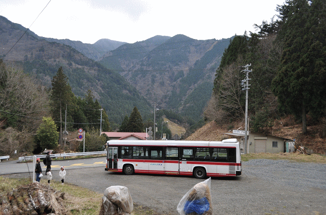 閑蔵駅前に千頭駅からのバスが到着