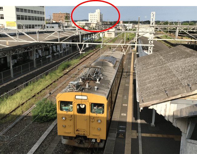 小野田線の123系電車と、小野田オリエンタルホテル