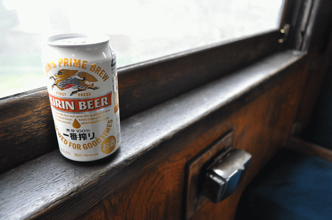 オハ３５－１４９の窓枠とビール
