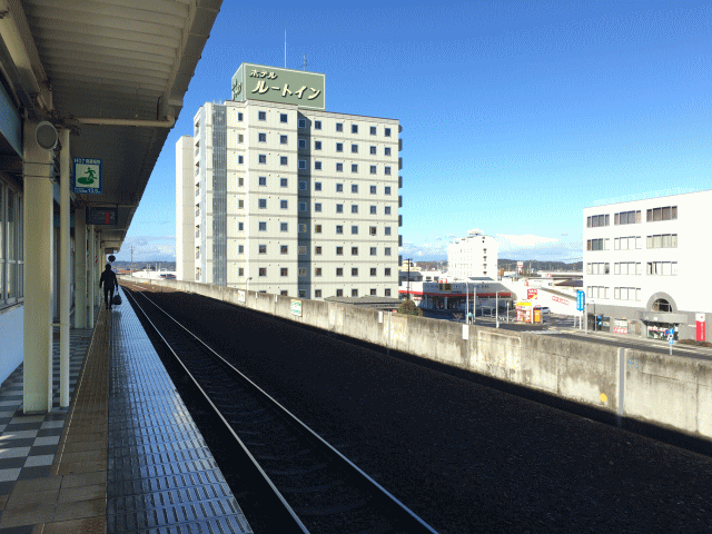 本八戸駅のホームから見たホテルルートイン本八戸駅前の外観