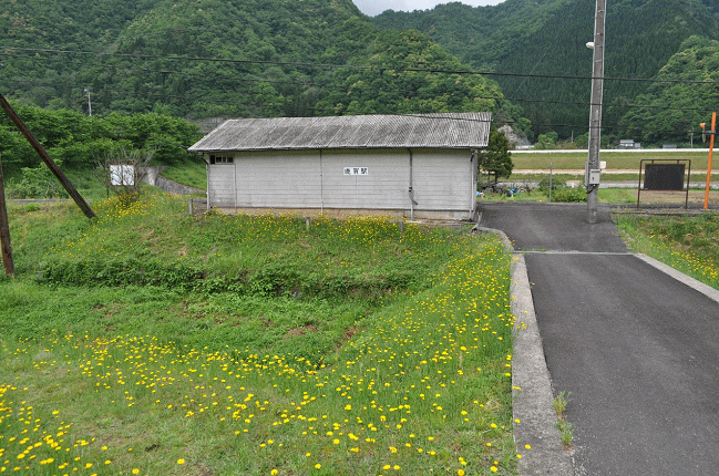鹿賀駅の駅舎と駅前