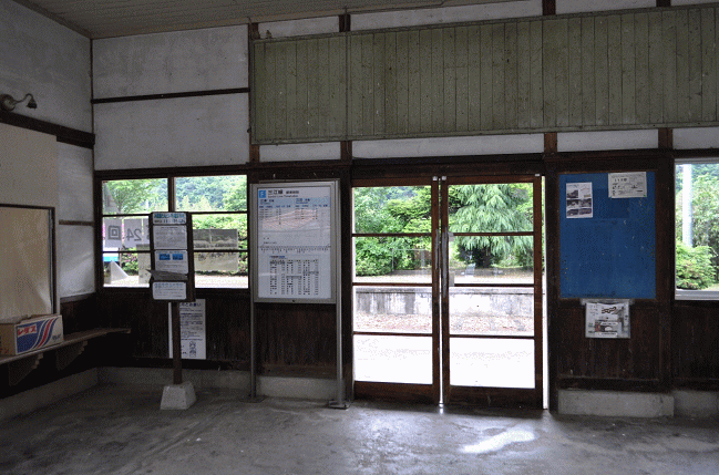 川平駅の内部