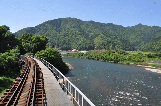 江津行４２６Ｄ列車の運転台横から見た江の川（川戸駅）