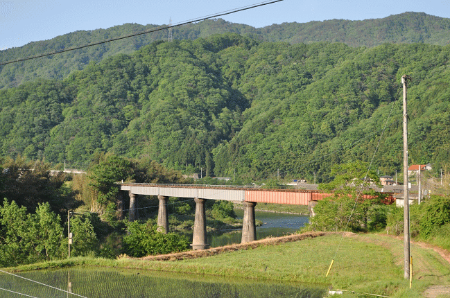作木口駅～香淀駅間の香淀駅近くにある江の川を渡る鉄橋