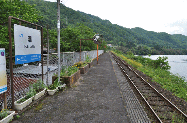 三江線の潮駅と江の川の風景