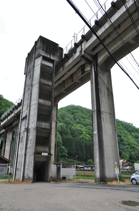 高架橋に設置された宇都井駅
