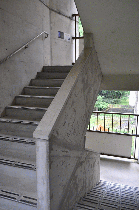 宇都井駅の階段