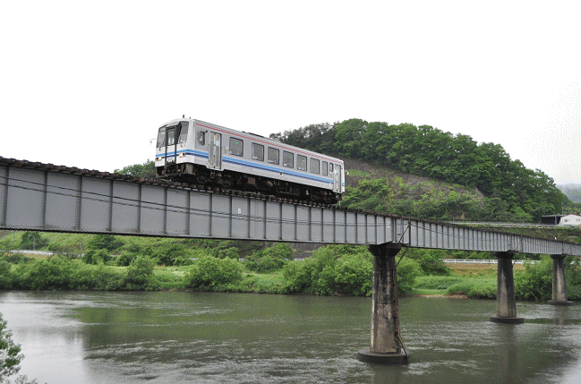 尾関山公園西側の三江線鉄橋を渡るキハ120形