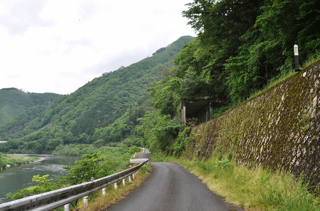 三江線の線路に沿う狭い道路