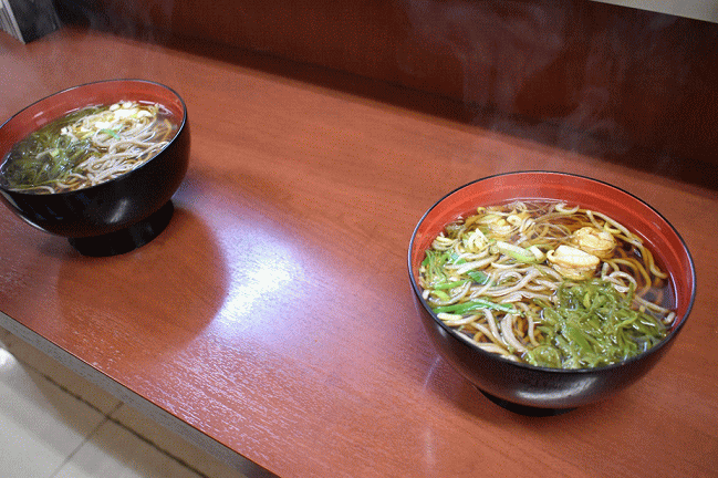 釜石駅の立ち食い蕎麦の、めかぶそば