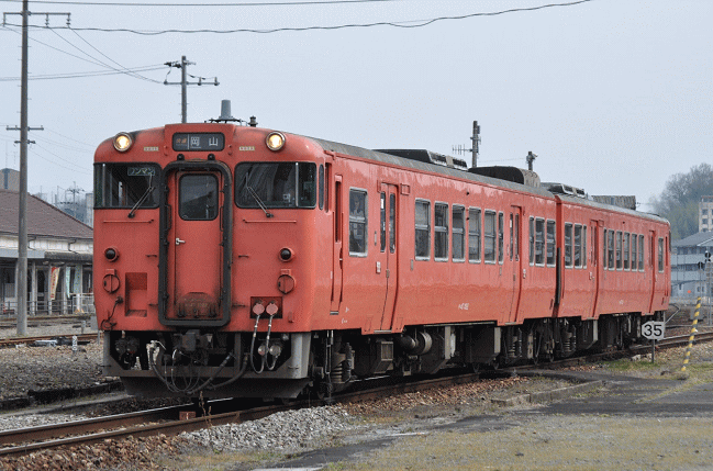 津山駅を発車した津山線列車を撮影