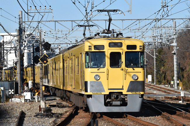 萩山駅で2000系電車