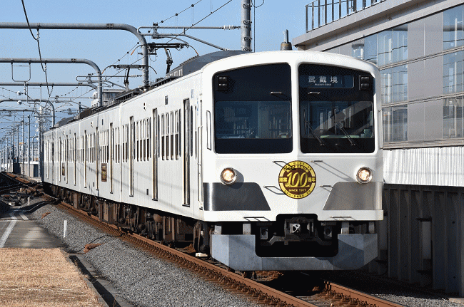 武蔵境駅３番ホームに到着する多摩川線列車
