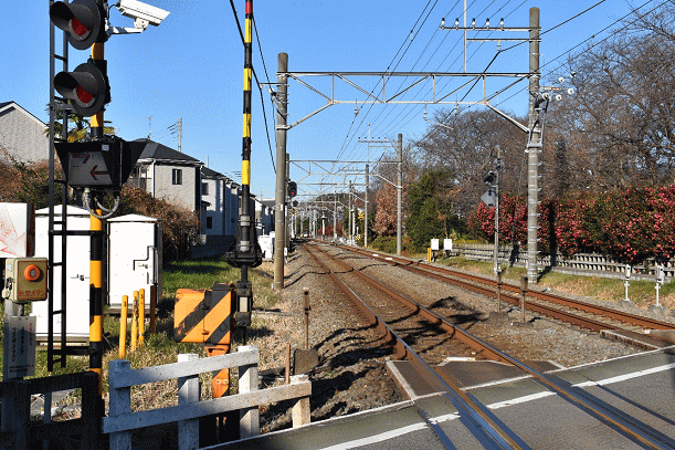 武蔵大和駅近くの撮影地の踏切