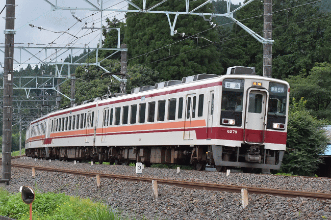 東武鉄道の6050系（下小代駅の近く）
