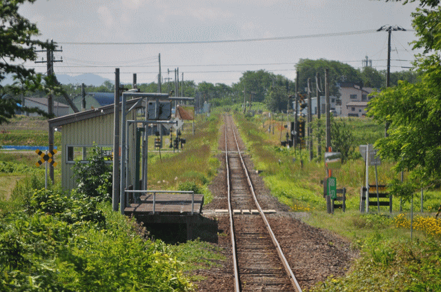 札沼線の列車後部から於札内駅を撮影