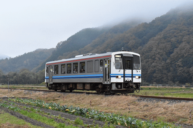 式敷駅の近くを走行する三江線のキハ120